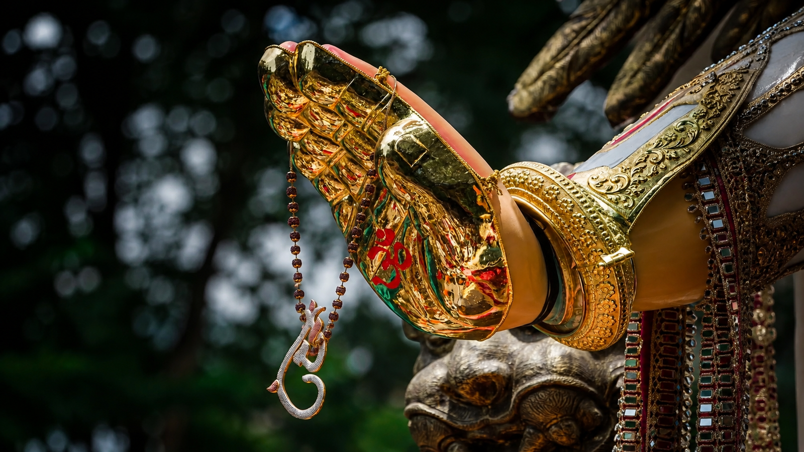 Chinchpokli Cha Chintamani Golden Hand Blessing Wallpaper 4K - pixora4k.com