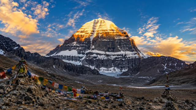 Sacred Snow Mountain 4K Wallpaper – Golden Himalayan Landscape 3840x2160 - Free Download